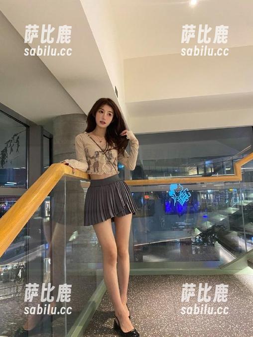 如何在hlw上观看热搜话题，并分享你的吃瓜时刻给更多人？